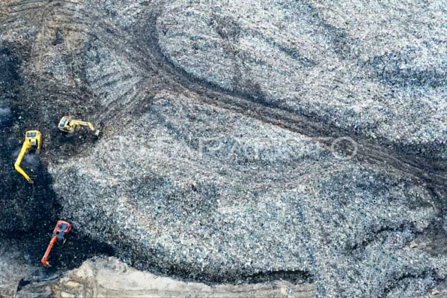 Foto udara petugas mengoperasikan eskavator di Tempat Pemrosesan Akhir (TPA) di Sambutan, Samarinda, Kalimantan Timur. (Foto: Dokumentasi M Risyal Hidayat)