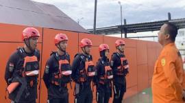 Tim SAR Banjarmasin sedang melakukan pencarian terhadap seorang wanita bernama Rini (34) yang diduga tenggelam di Sungai Martapura di Banjarmasin, Jumat (13/2/2026). (Foto: Humas Basarnas Banjarmasin)