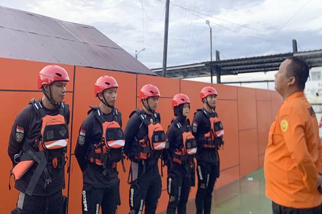 Tim SAR Banjarmasin sedang melakukan pencarian terhadap seorang wanita bernama Rini (34) yang diduga tenggelam di Sungai Martapura di Banjarmasin, Jumat (13/2/2026). (Foto: Humas Basarnas Banjarmasin)