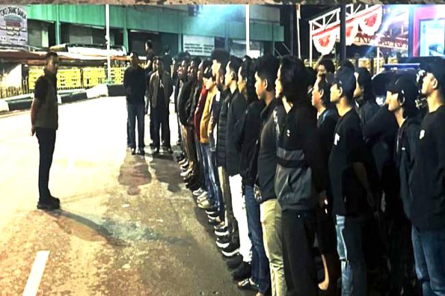 Kasat Reskrim Polresta Banjarmasin Kompol Eru Alsepa mengambil apel pada Kamis dini hari, sebagai bentuk di mulainya patroli Ramadan 1447 H mulai dini hari hingga pagi di Banjarmasin, Kamis (19/2/2026). (Foto: Dok Satreskrim Polresta Banjarmasin)