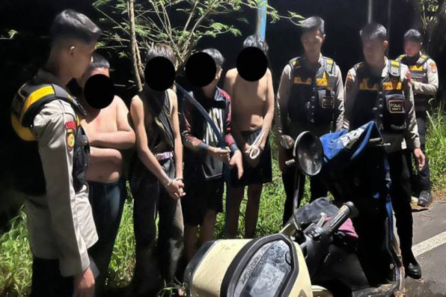 Anggota kepolisian saat mengamankan beberapa orang anak remaja yang ingin melakukan tawuran di daerah Banjarbaru, beberapa waktu lalu. (Humas Polres Banjarbaru)
