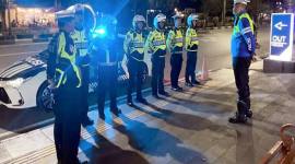 Kasat Lantas Polresta Banjarmasin AKP Embang Pramono saat memimpin apel guna melaksanakan patroli blue night cegah balap liar di Banjarmasin, Kamis (26)2/2026). (Dok Satlantas Polresta Banjarmasin)