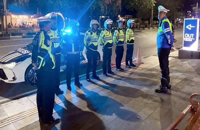 Kasat Lantas Polresta Banjarmasin AKP Embang Pramono saat memimpin apel guna melaksanakan patroli blue night cegah balap liar di Banjarmasin, Kamis (26)2/2026). (Dok Satlantas Polresta Banjarmasin)