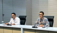 Pelaksana Tugas Deputi Penindakan dan Eksekusi Komisi Pemberantasan Korupsi Asep Guntur Rahayu (kiri) bersama Juru Bicara KPK Budi Prasetyo mengumumkan penetapan tersangka kasus dugaan korupsi terkait pengajuan restitusi pajak, di Gedung Merah Putih KPK, Jakarta, Kamis (5/2/2026). (Foto: ANTARA/Rio Feisal)