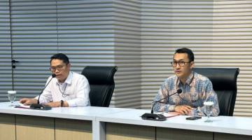 Pelaksana Tugas Deputi Penindakan dan Eksekusi Komisi Pemberantasan Korupsi Asep Guntur Rahayu (kiri) bersama Juru Bicara KPK Budi Prasetyo mengumumkan penetapan tersangka kasus dugaan korupsi terkait pengajuan restitusi pajak, di Gedung Merah Putih KPK, Jakarta, Kamis (5/2/2026). (Foto: ANTARA/Rio Feisal)