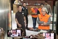 Kepala Kantor Pelayanan Pajak Madya Banjarmasin, Kalimantan Selatan, Mulyono (depan) berjalan menuju mobil tahanan setelah ditetapkan oleh Komisi Pemberantasan Korupsi sebagai salah satu tersangka dugaan tindak pidana korupsi, di Gedung Merah Putih KPK, Jakarta, Kamis (5/2/2026). (Foto: Antara/Rio Feisal)