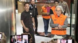 Kepala Kantor Pelayanan Pajak Madya Banjarmasin, Kalimantan Selatan, Mulyono (depan) berjalan menuju mobil tahanan setelah ditetapkan oleh Komisi Pemberantasan Korupsi sebagai salah satu tersangka dugaan tindak pidana korupsi, di Gedung Merah Putih KPK, Jakarta, Kamis (5/2/2026). (Foto: Antara/Rio Feisal)