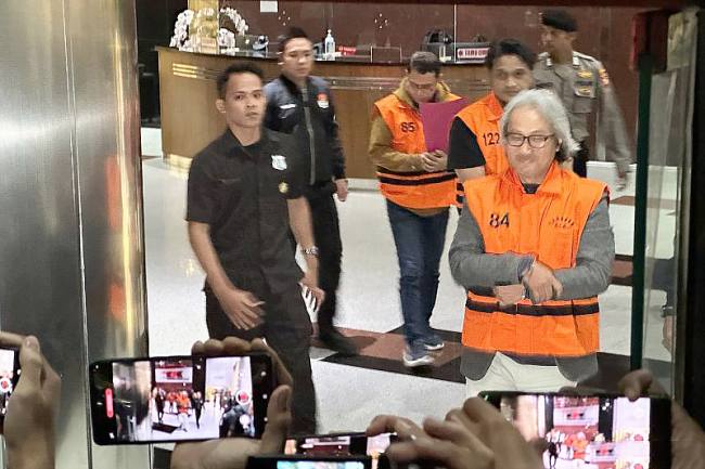 Kepala Kantor Pelayanan Pajak Madya Banjarmasin, Kalimantan Selatan, Mulyono (depan) berjalan menuju mobil tahanan setelah ditetapkan oleh Komisi Pemberantasan Korupsi sebagai salah satu tersangka dugaan tindak pidana korupsi, di Gedung Merah Putih KPK, Jakarta, Kamis (5/2/2026). (Foto: Antara/Rio Feisal)
