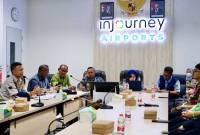 Ketua Tim Kerja Karantina Hewan Karantina Kalsel Isrokal (kiri) memberikan paparan saat kegiatan sosialisasi deteksi dini, pencegahan, dan penanganan bahaya Virus Nipah, HIV/AIDS, serta Tuberkulosis (TBC) di Bandara Syamsudin Noor, Banjarbaru, Kalimantan Selatan. (Foto: Dok Karantina Kalsel)