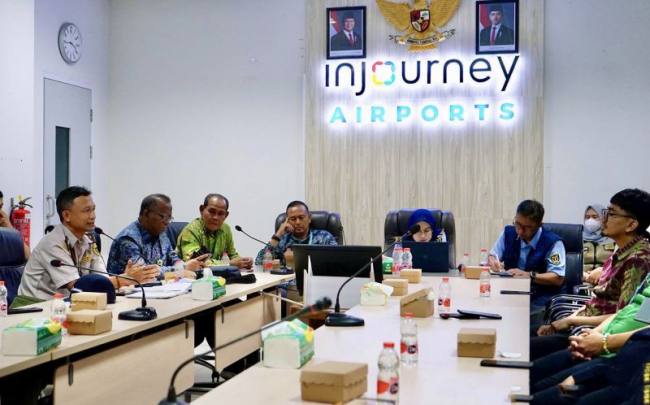 Ketua Tim Kerja Karantina Hewan Karantina Kalsel Isrokal (kiri) memberikan paparan saat kegiatan sosialisasi deteksi dini, pencegahan, dan penanganan bahaya Virus Nipah, HIV/AIDS, serta Tuberkulosis (TBC) di Bandara Syamsudin Noor, Banjarbaru, Kalimantan Selatan. (Foto: Dok Karantina Kalsel)