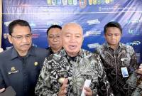 Gubernur Kalsel Muhidin (tengah) memberikan keterangan seusai menghadiri Rapat Koordinasi Percepatan Pembangunan Sumber Dana APBN untuk Provinsi dan Kabupaten/Kota se-Kalsel di Gedung Mahligai Pancasila, Banjarmasin, Kalimantan Selatan, Kamis (12/2/2026). (Foto: Antara/Tumpal A Aritonang)