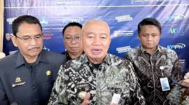 Gubernur Kalsel Muhidin (tengah) memberikan keterangan seusai menghadiri Rapat Koordinasi Percepatan Pembangunan Sumber Dana APBN untuk Provinsi dan Kabupaten/Kota se-Kalsel di Gedung Mahligai Pancasila, Banjarmasin, Kalimantan Selatan, Kamis (12/2/2026). (Foto: Antara/Tumpal A Aritonang)