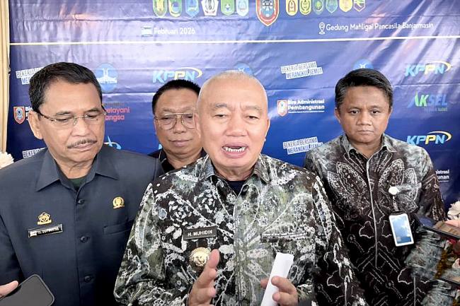 Gubernur Kalsel Muhidin (tengah) memberikan keterangan seusai menghadiri Rapat Koordinasi Percepatan Pembangunan Sumber Dana APBN untuk Provinsi dan Kabupaten/Kota se-Kalsel di Gedung Mahligai Pancasila, Banjarmasin, Kalimantan Selatan, Kamis (12/2/2026). (Foto: Antara/Tumpal A Aritonang)