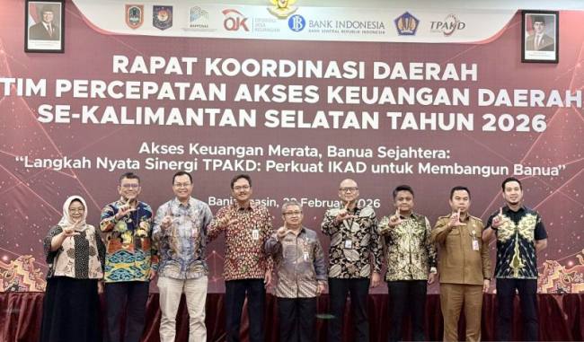 Direktur Ekonomi Syariah dan Badan Usaha Milik Negara (BUMN) Bappenas Rosy Wediawaty (kiri) saat menghadiri Rapat Koordinasi Daerah Tim Percepatan Akses Keuangan Daerah (TPAKD) se-Kalsel di Banjarmasin, Kalimantan Selatan, Senin (23/2/2026). (Antara Foto/Tumpal A Aritonang)