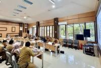 Jajaran Dishut Kalsel melaksanakan rapat koordinasi dalam rangka menyiapkan sembilan lokasi penanaman mangrove untuk diusulkan ke Kementerian Kehutanan di Banjarbaru, Kalimantan Selatan, Senin (23/2/2026). (Dok Dishut Kalsel)