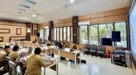 Jajaran Dishut Kalsel melaksanakan rapat koordinasi dalam rangka menyiapkan sembilan lokasi penanaman mangrove untuk diusulkan ke Kementerian Kehutanan di Banjarbaru, Kalimantan Selatan, Senin (23/2/2026). (Dok Dishut Kalsel)