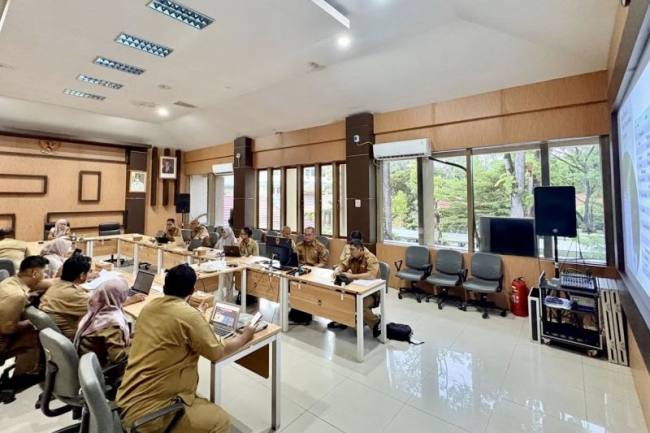 Jajaran Dishut Kalsel melaksanakan rapat koordinasi dalam rangka menyiapkan sembilan lokasi penanaman mangrove untuk diusulkan ke Kementerian Kehutanan di Banjarbaru, Kalimantan Selatan, Senin (23/2/2026). (Dok Dishut Kalsel)