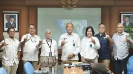 Jajaran Dinas Kehutanan Provinsi Kalimantan Selatan (Dishut Kalsel) setelah mengikuti verifikasi usulan rehabilitasi mangrove dan program Rehabilitasi Hutan dan Lahan (RHL) tahun anggaran 2026 melalui pendanaan FOLU Net Sink 2030 di Kementerian Kehutanan di Jakarta, Selasa (24/2/2026). (Dok Dishut Kalsel)
