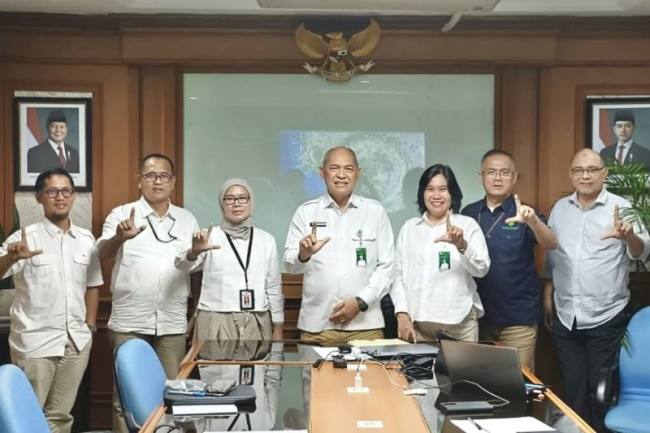 Jajaran Dinas Kehutanan Provinsi Kalimantan Selatan (Dishut Kalsel) setelah mengikuti verifikasi usulan rehabilitasi mangrove dan program Rehabilitasi Hutan dan Lahan (RHL) tahun anggaran 2026 melalui pendanaan FOLU Net Sink 2030 di Kementerian Kehutanan di Jakarta, Selasa (24/2/2026). (Dok Dishut Kalsel)
