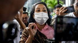 Menteri BUMN Kabinet Kerja periode 2014-2019 Rini Soemarno berjalan usai menjalani pemeriksaan di gedung KPK Merah Putih, Jakarta, Senin (10/2/2025). Rini Soemarno diperiksa sebagai saksi untuk kasus dugaan korupsi kerja sama jual beli gas antara PT PGN dan PT Inti Alasindo Energi (IAE). (Foto: ANTARA/M Adimaja)