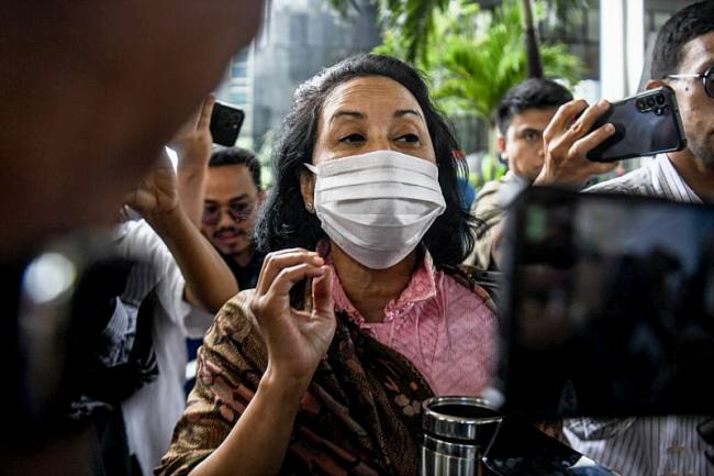 Menteri BUMN Kabinet Kerja periode 2014-2019 Rini Soemarno berjalan usai menjalani pemeriksaan di gedung KPK Merah Putih, Jakarta, Senin (10/2/2025). Rini Soemarno diperiksa sebagai saksi untuk kasus dugaan korupsi kerja sama jual beli gas antara PT PGN dan PT Inti Alasindo Energi (IAE). (Foto: ANTARA/M Adimaja)