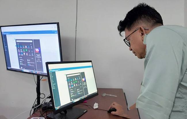 Plt Kabid Layanan, TI dan Kerjasama Perpustakaan Dispursip Kalteng, Febrianto Budiman saat memperlihatkan data pengunjung di Dispursip Kalteng di Kota Palangka Raya, Jumat (20/2/2026). (Antara Foto/Ronny NT)