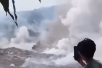 Video yang direkam warga yang memperlihatkan kepulan asap tebal muncul dari lubang tambang batu bara di Km 171 Satui, Tanahbumbu. (Screenshot: Instagram)