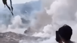 Video yang direkam warga yang memperlihatkan kepulan asap tebal muncul dari lubang tambang batu bara di Km 171 Satui, Tanahbumbu. (Screenshot: Instagram)