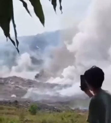 Video yang direkam warga yang memperlihatkan kepulan asap tebal muncul dari lubang tambang batu bara di Km 171 Satui, Tanahbumbu. (Screenshot: Instagram)