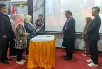 Rektor Universitas Sari Mulia Banjarmasin, Associate Professor Dr Hj Raden Roro Dwi Sogi Sri Redjeki, SKG, MPd melantik Dekan, Wakil Dekan dan Ketua Prodi pada Fakultas Kedokteran Hewan di Kampus.