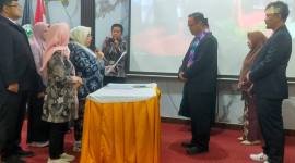 Rektor Universitas Sari Mulia Banjarmasin, Associate Professor Dr Hj Raden Roro Dwi Sogi Sri Redjeki, SKG, MPd melantik Dekan, Wakil Dekan dan Ketua Prodi pada Fakultas Kedokteran Hewan di Kampus.