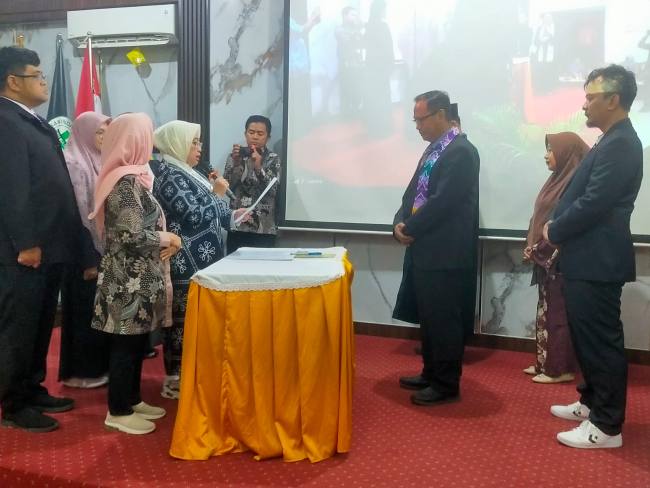 Rektor Universitas Sari Mulia Banjarmasin, Associate Professor Dr Hj Raden Roro Dwi Sogi Sri Redjeki, SKG, MPd melantik Dekan, Wakil Dekan dan Ketua Prodi pada Fakultas Kedokteran Hewan di Kampus.
