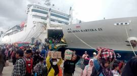 Suasana penumpang di Pelabuhan Trisakti Banjarmasin yang turun dari kapal pada saat masa mudik lebaran tahun 2023 lalu. (Foto: Istimewa)
