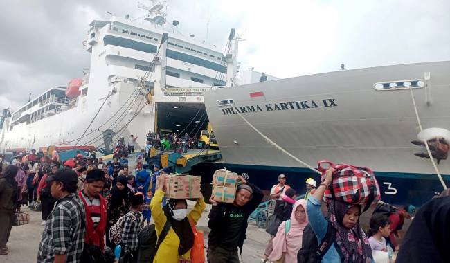 Suasana penumpang di Pelabuhan Trisakti Banjarmasin yang turun dari kapal pada saat masa mudik lebaran tahun 2023 lalu. (Foto: Istimewa)
