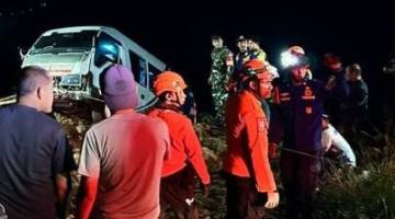 Konisi minibus Elf bernomor polisi DA 7647 HB, Sabtu (7/2/2026) malam. (Repro)