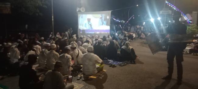 Jemaah di Jalan Antasan Kecil Barat Banjarmasin Tengah dan Jalan Antasan Kecil Timur, Banjarmasin Utara, kyusuk mengikuti kegiatan religi, Sabtu (14/2/2026) malam. (SuarIndonesi/DO)