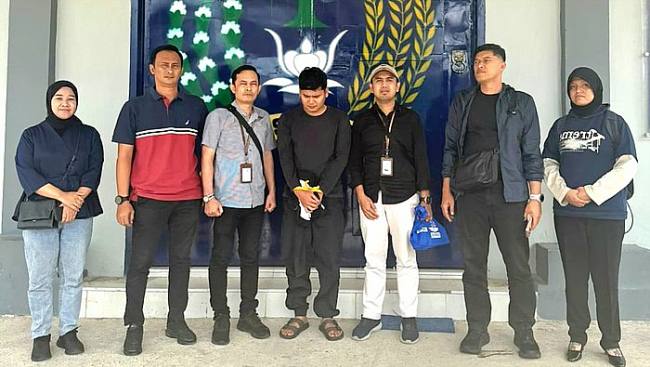 Babul (tangan terikat) saat tiba di Lapas Kota Tarakan. (Foto: Dok Penkum Kejati Kaltara)