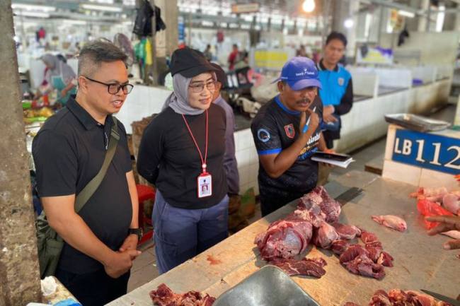 Dinas Perkebunan dan Peternakan Provinsi Kalimantan Selatan (Disbunnak) memastikan ketersediaan daging sapi, daging ayam ras, serta telur ayam ras di wilayah Kalsel dalam kondisi aman dengan harga yang stabil. (Dok Pemprov Kalsel)