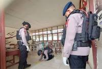 Personel Den Gegana Sat Brimob Polda Kalbar melakukan olah TKP di lokasi peledakan bom rakitan di SMPN 3 Sungai Raya, Kabupaten Kubu Raya, Kalbar, Selasa (3/2/2026). (Foto: Dok Jessica Helena Wuysang)