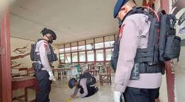 Personel Den Gegana Sat Brimob Polda Kalbar melakukan olah TKP di lokasi peledakan bom rakitan di SMPN 3 Sungai Raya, Kabupaten Kubu Raya, Kalbar, Selasa (3/2/2026). (Foto: Dok Jessica Helena Wuysang)