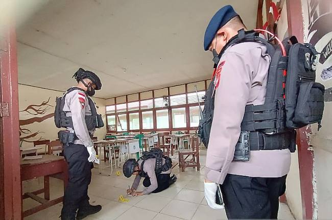Personel Den Gegana Sat Brimob Polda Kalbar melakukan olah TKP di lokasi peledakan bom rakitan di SMPN 3 Sungai Raya, Kabupaten Kubu Raya, Kalbar, Selasa (3/2/2026). (Foto: Dok Jessica Helena Wuysang)