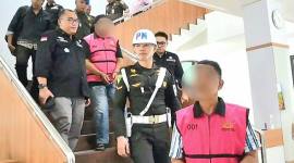 Kedua tersangka yakni SMDN (depan) dan SF (belakang) digiring Tim Penyidik Tindak Pidana Khusus (Pidsus) Kejati Kaltara ke Rutan Polresta Tarakan. (Foto: Dok Penkum Kejati Kaltara)