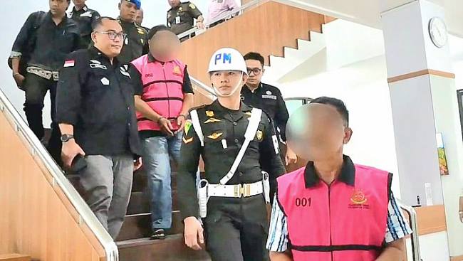 Kedua tersangka yakni SMDN (depan) dan SF (belakang) digiring Tim Penyidik Tindak Pidana Khusus (Pidsus) Kejati Kaltara ke Rutan Polresta Tarakan. (Foto: Dok Penkum Kejati Kaltara)