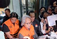 Kepala KPP Madya Banjarmasin Mulyono mengenakan rompi oranye di hadapan awak media. (Foto: Istimewa)