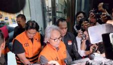 Kepala KPP Madya Banjarmasin Mulyono mengenakan rompi oranye di hadapan awak media. (Foto: Istimewa)