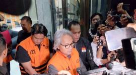 Kepala KPP Madya Banjarmasin Mulyono mengenakan rompi oranye di hadapan awak media. (Foto: Istimewa)