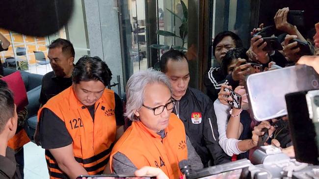 Kepala KPP Madya Banjarmasin Mulyono mengenakan rompi oranye di hadapan awak media. (Foto: Istimewa)