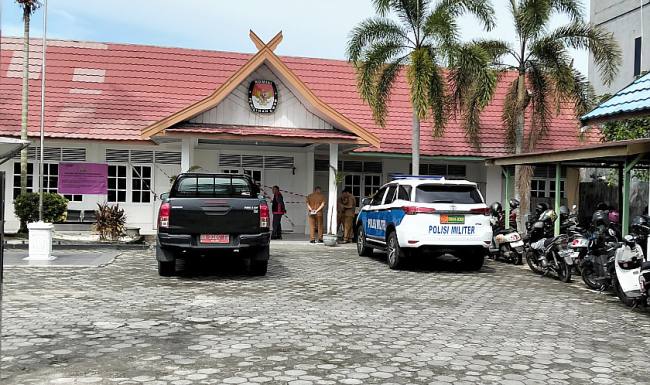 Suasana kantor KPU Kotim saat proses penggeledahan oleh tim penyidik Kejati Kalteng, Senin (12/1/2026). (Foto: Istimewa)