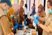 Petugas UPTD Balai Labkes Kalsel memeriksa makanan melakukan  pemeriksaan 