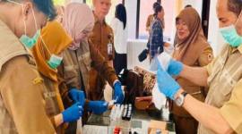 Petugas UPTD Balai Labkes Kalsel memeriksa makanan melakukan  pemeriksaan 